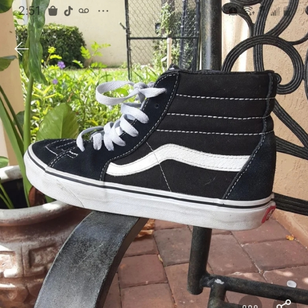 Van's - Picture 3 of 3